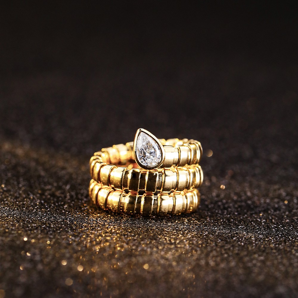 Anillo de oro de 18 quilates con forma de hueso de serpiente y diamantes blancos en forma de gota de 0,8 ct