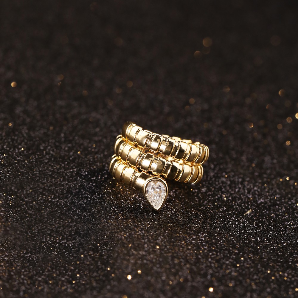 Anillo de oro de 18 quilates con forma de hueso de serpiente y diamantes blancos en forma de gota de 0,8 ct