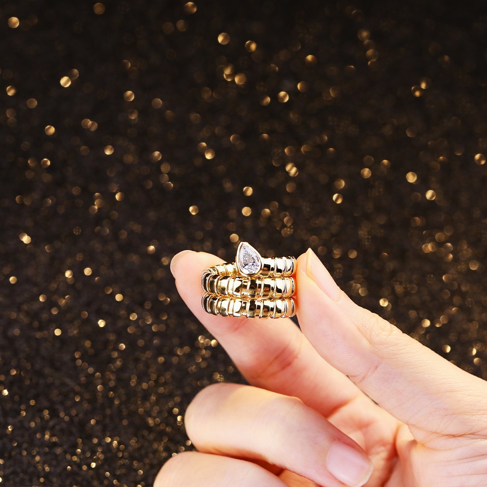 Anillo de oro de 18 quilates con forma de hueso de serpiente y diamantes blancos en forma de gota de 0,8 ct