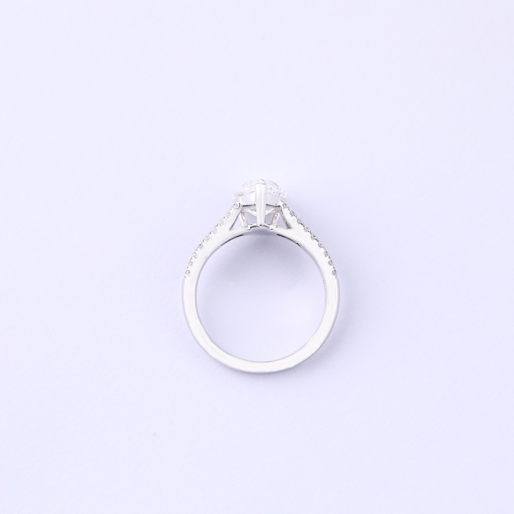 Anillo de oro de 18 quilates con dos brazos y diamantes blancos en forma de gota de 3,15 ct