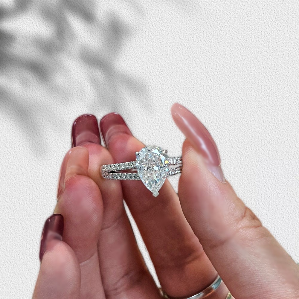 Anillo de oro de 18 quilates con dos brazos y diamantes blancos en forma de gota de 3,15 ct