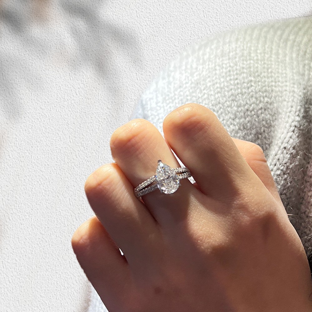 Anillo de oro de 18 quilates con dos brazos y diamantes blancos en forma de gota de 3,15 ct