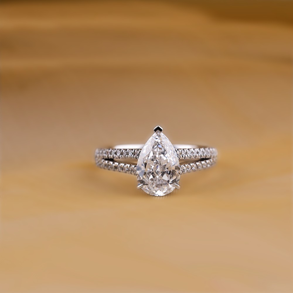 Anillo de oro de 18 quilates con dos brazos y diamantes blancos en forma de gota de 3,15 ct