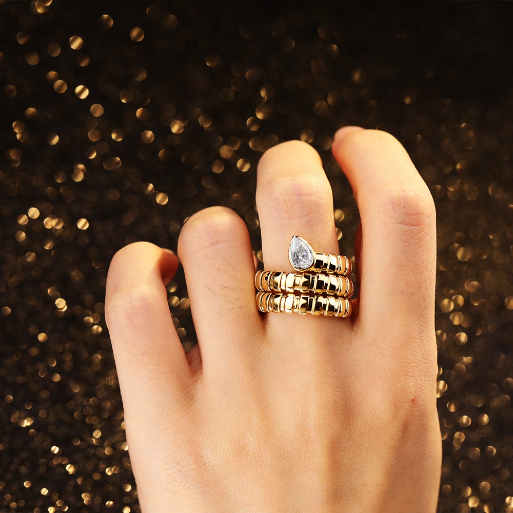 Anillo de oro de 18 quilates con forma de hueso de serpiente y diamantes blancos en forma de gota de 0,8 ct