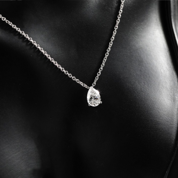 Collar clásico de diamantes en oro de 18 quilates con forma de lágrima blanca de 1,07 ct