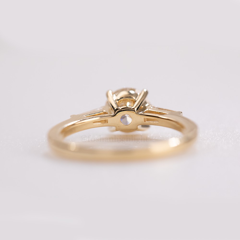 Anillo de oro de 18k de la serie de brazos de cuchillo blanco de 50 puntos de diamante principal circular