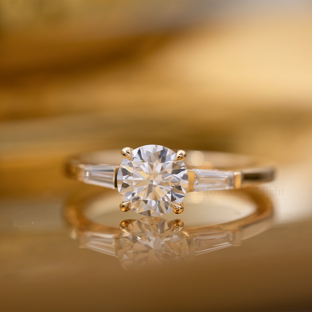 Anillo de oro de 18k de la serie de brazos de cuchillo blanco de 50 puntos de diamante principal circular