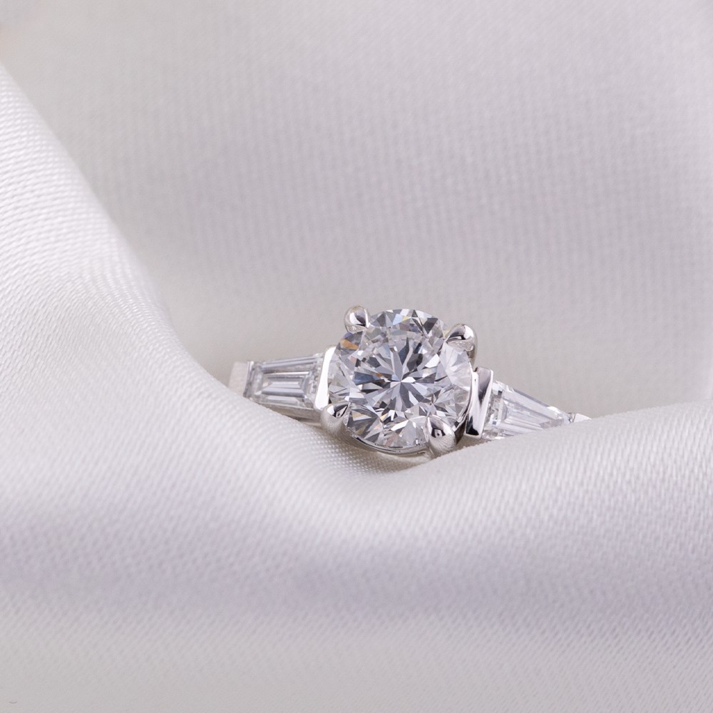 Anillo de oro de 18k de la serie de brazos de cuchillo blanco de 50 puntos de diamante principal circular