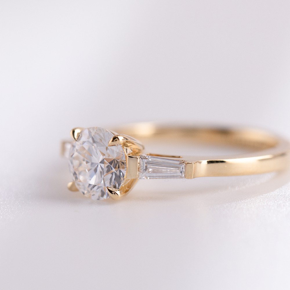 Anillo de oro de 18k de la serie de brazos de cuchillo blanco de 50 puntos de diamante principal circular