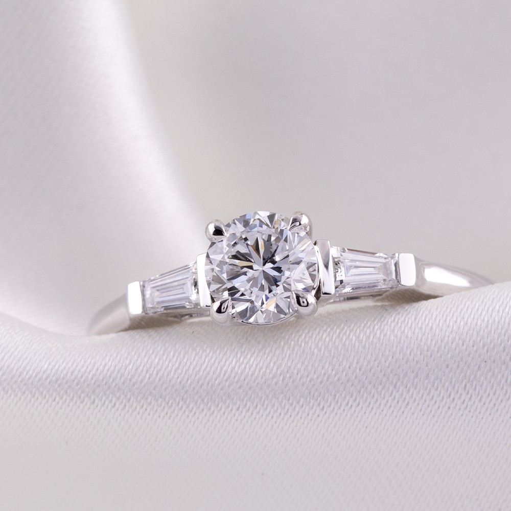 Anillo de oro de 18k de la serie de brazos de cuchillo blanco de 50 puntos de diamante principal circular