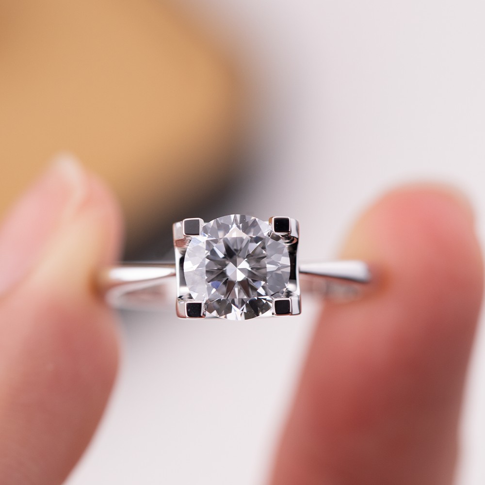 Anillo de diamante de cabeza de toro de oro de 18 kg de diamante redondo de 2 cm