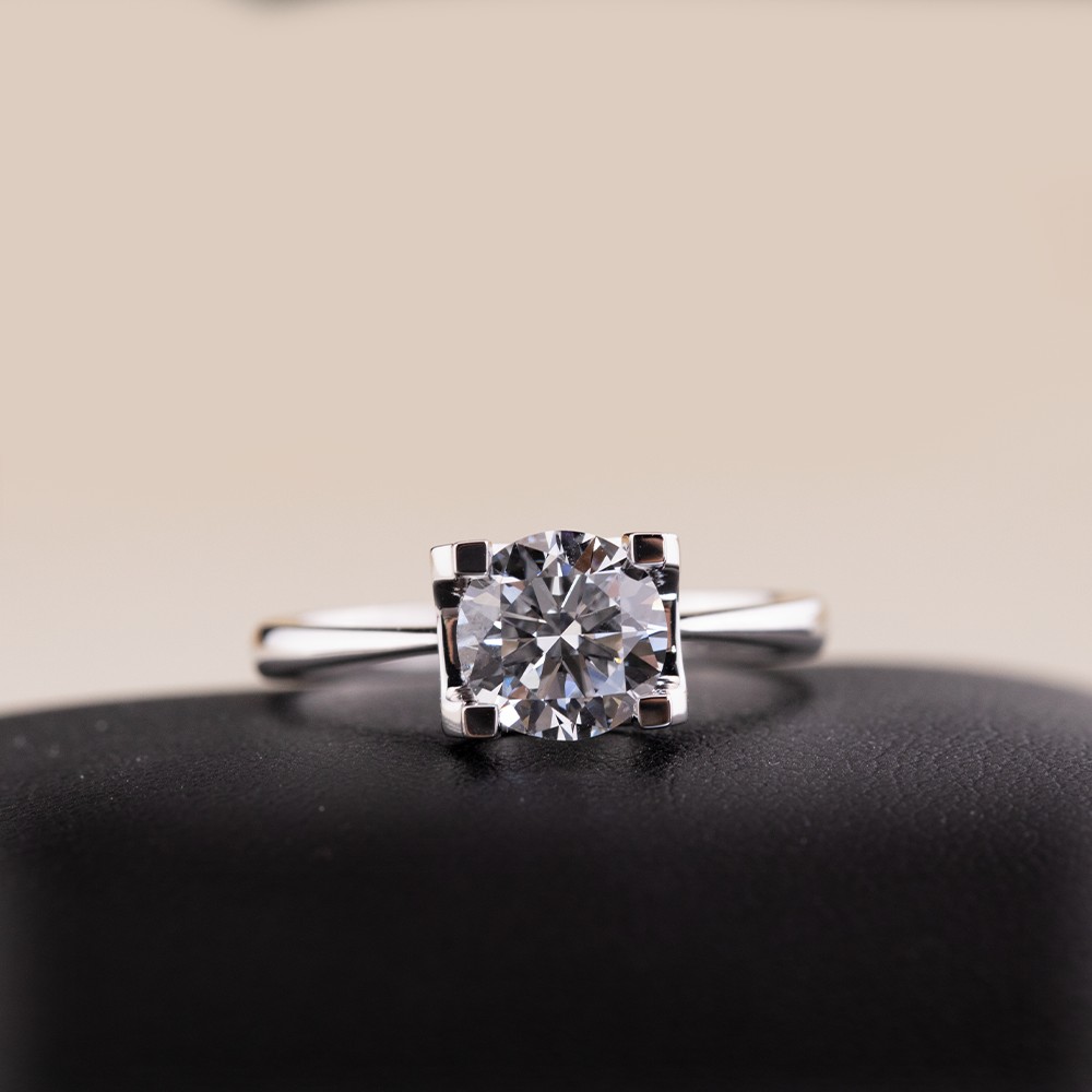 Anillo de diamante de cabeza de toro de oro de 18 kg de diamante redondo de 2 cm
