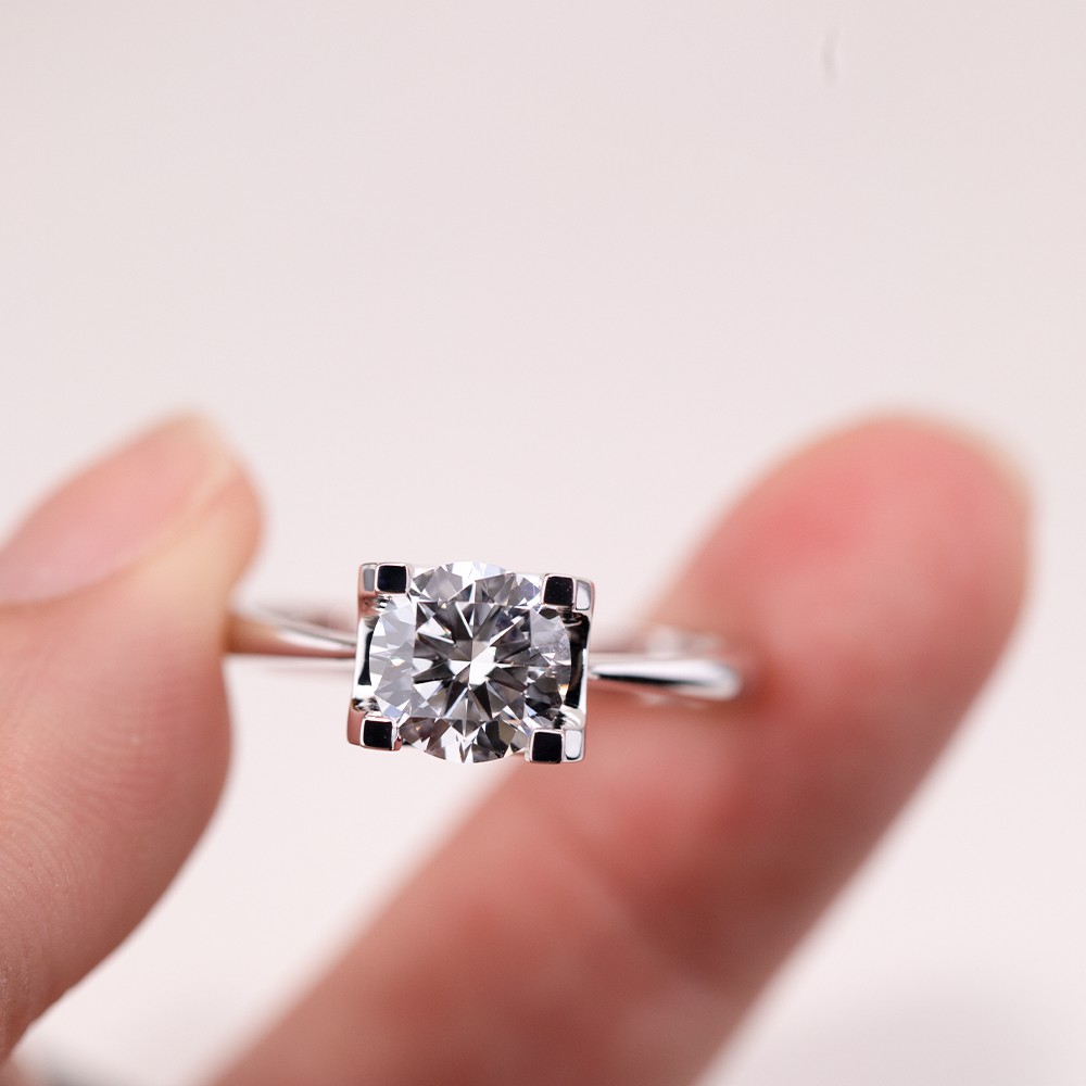 Anillo de diamante de cabeza de toro de oro de 18 kg de diamante redondo de 2 cm