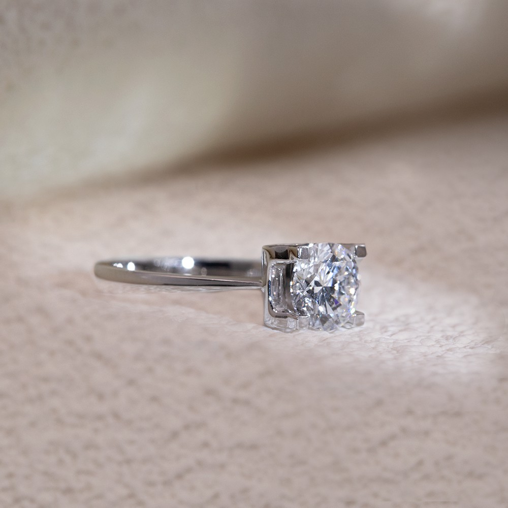 Anillo de diamante de cabeza de toro de oro de 18 kg de diamante redondo de 2 cm