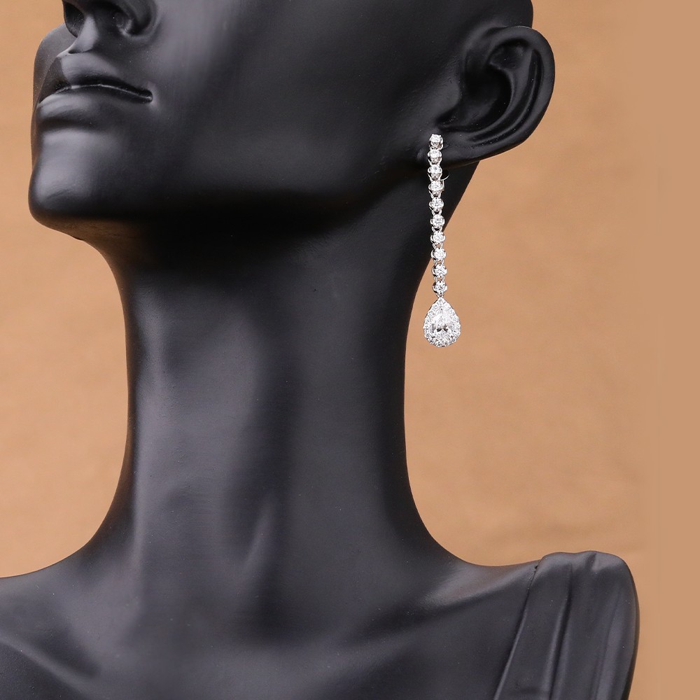 Pendientes de diamantes con diseño envolvente en oro de 18 quilates y forma de pera de 1 quilate.