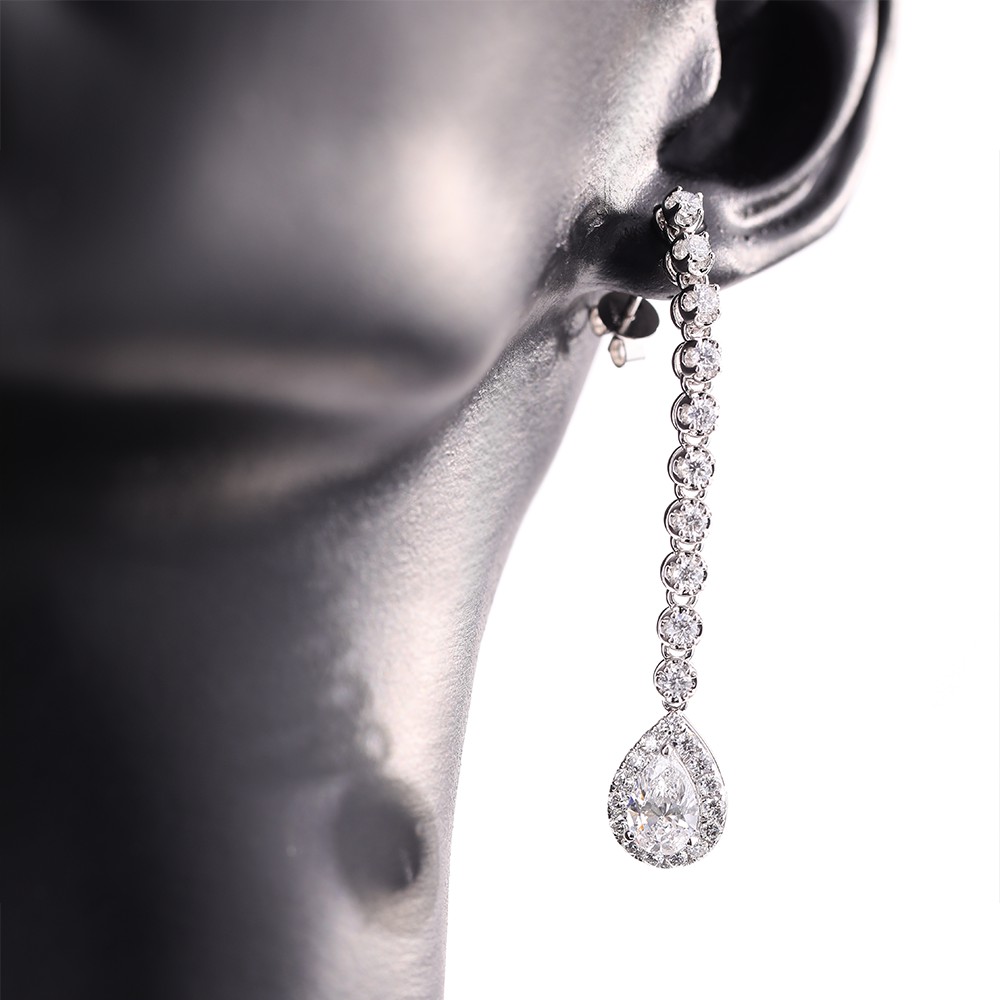 Pendientes de diamantes con diseño envolvente en oro de 18 quilates y forma de pera de 1 quilate.