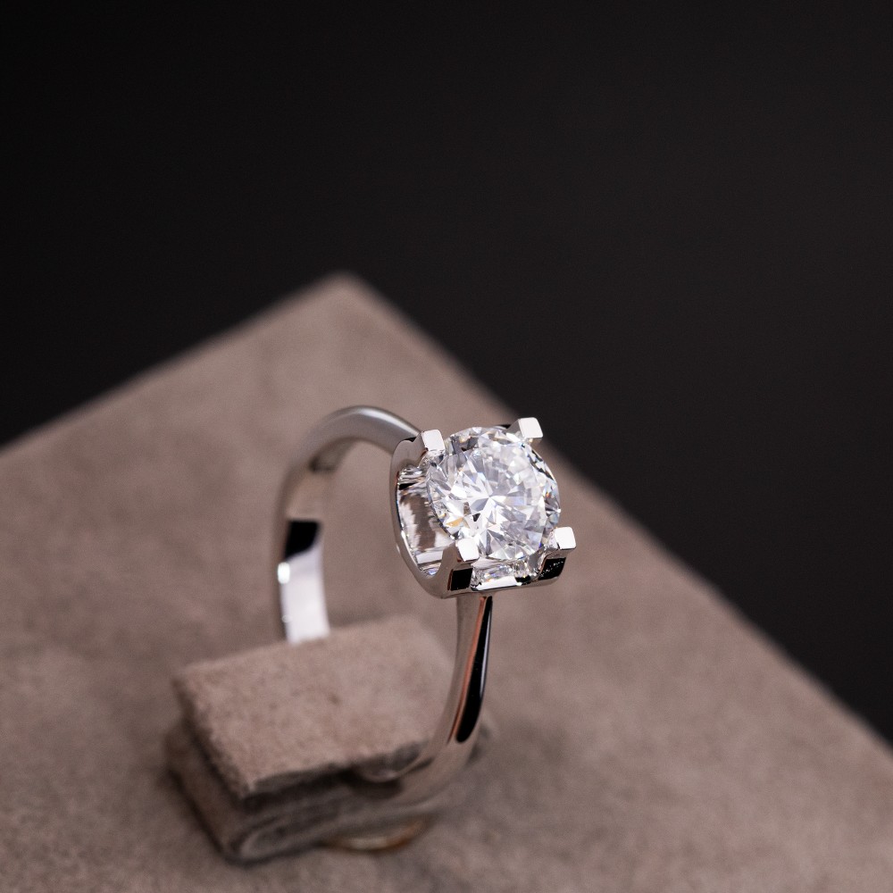 Anillo de diamante de cabeza de toro de oro de 18 kg de diamante redondo de 2 cm