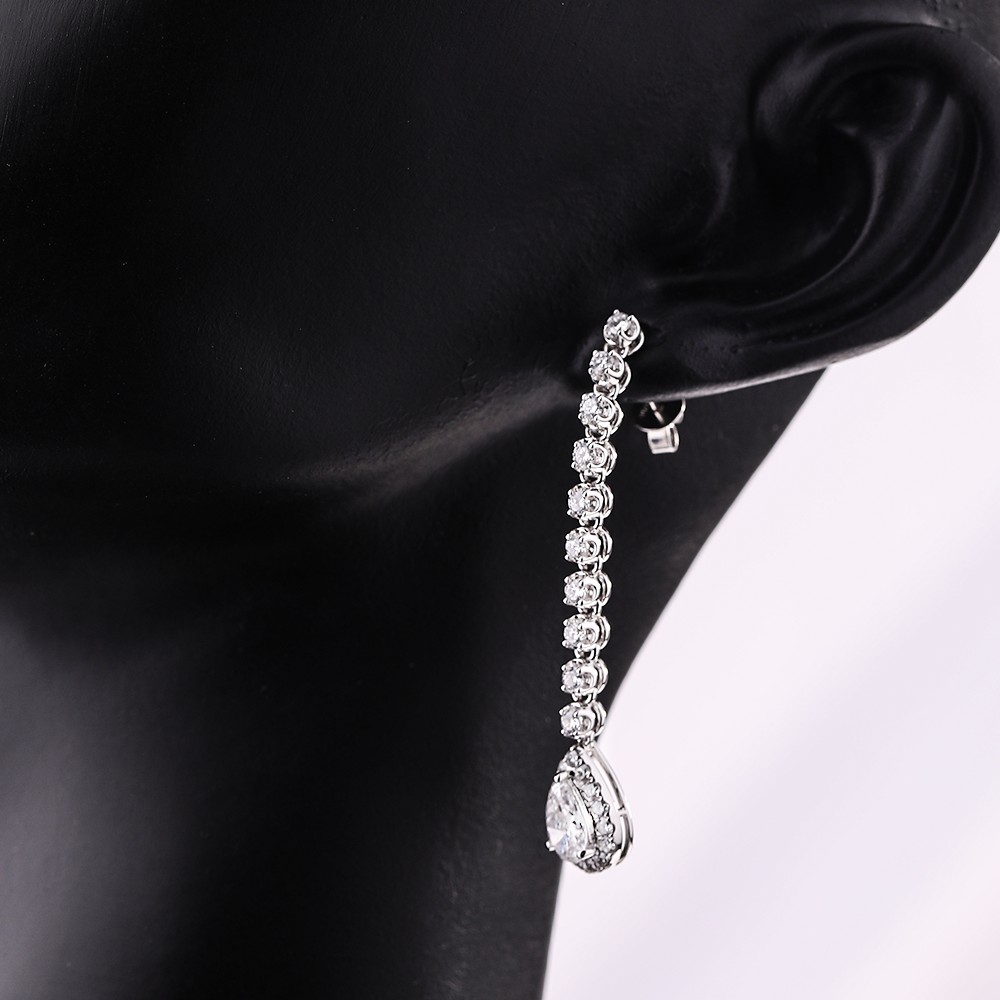 Pendientes de diamantes con diseño envolvente en oro de 18 quilates y forma de pera de 1 quilate.