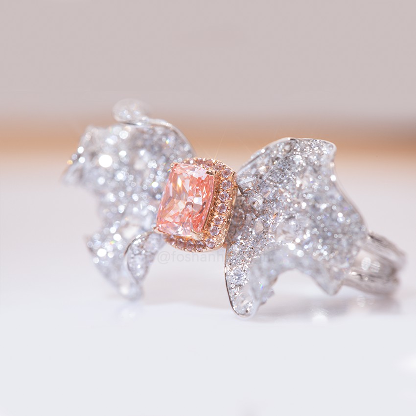 [Serie Palacio - Mariposa Amor Flor] Anillo de oro de 18 quilates con diamantes y piedra principal en forma de cojín rosa, diseño de lujo