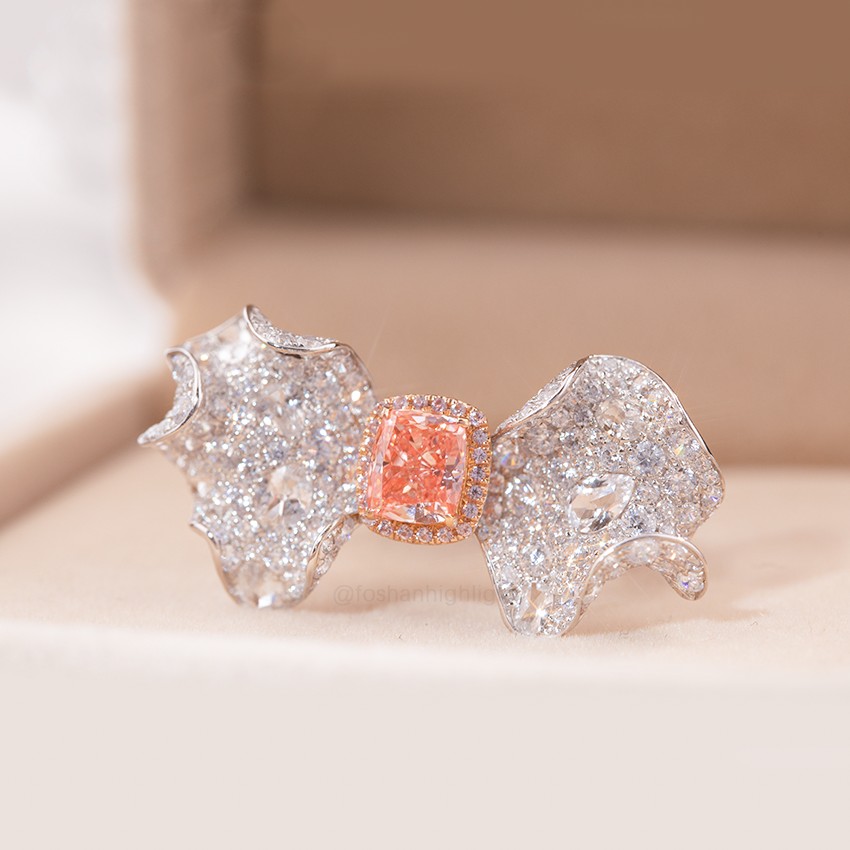 [Serie Palacio - Mariposa Amor Flor] Anillo de oro de 18 quilates con diamantes y piedra principal en forma de cojín rosa, diseño de lujo