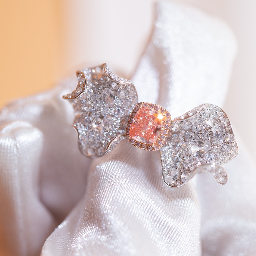 [Serie Palacio - Mariposa Amor Flor] Anillo de oro de 18 quilates con diamantes y piedra principal en forma de cojín rosa, diseño de lujo