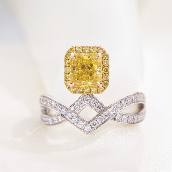 [Serie Palace - Lotus] Anillo de oro de 18 quilates con diamantes y piedra principal cuadrada de princesa amarilla. Diseño de lujo.