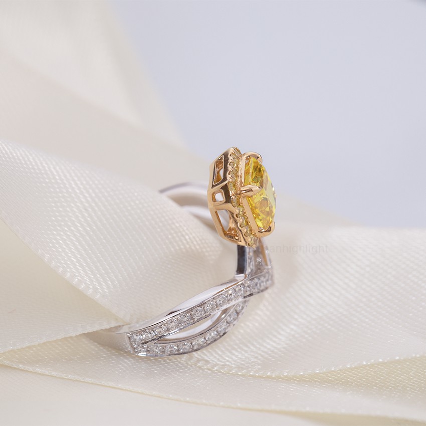 [Serie Palace - Lotus] Anillo de oro de 18 quilates con diamantes y piedra principal cuadrada de princesa amarilla. Diseño de lujo.