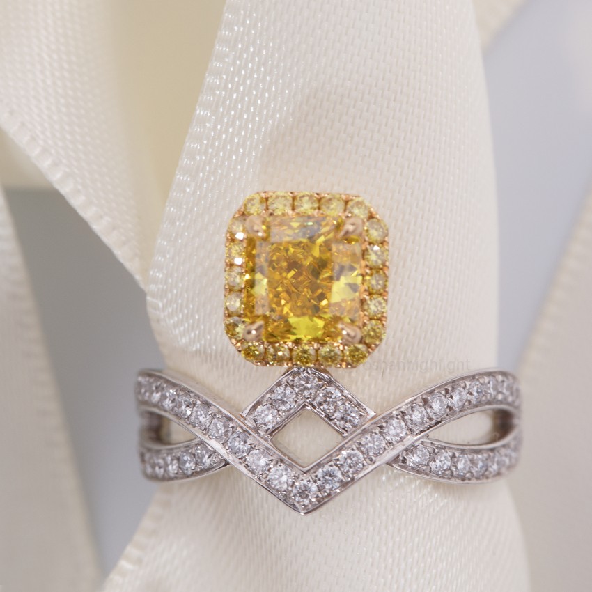 [Serie Palace - Lotus] Anillo de oro de 18 quilates con diamantes y piedra principal cuadrada de princesa amarilla. Diseño de lujo.