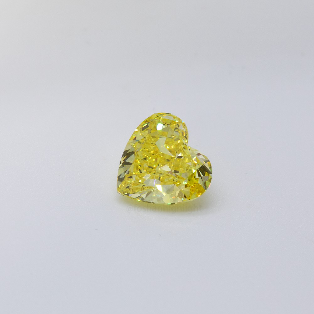 3.51ct Fancy Vivid amarillo en forma de corazón CVD diamante