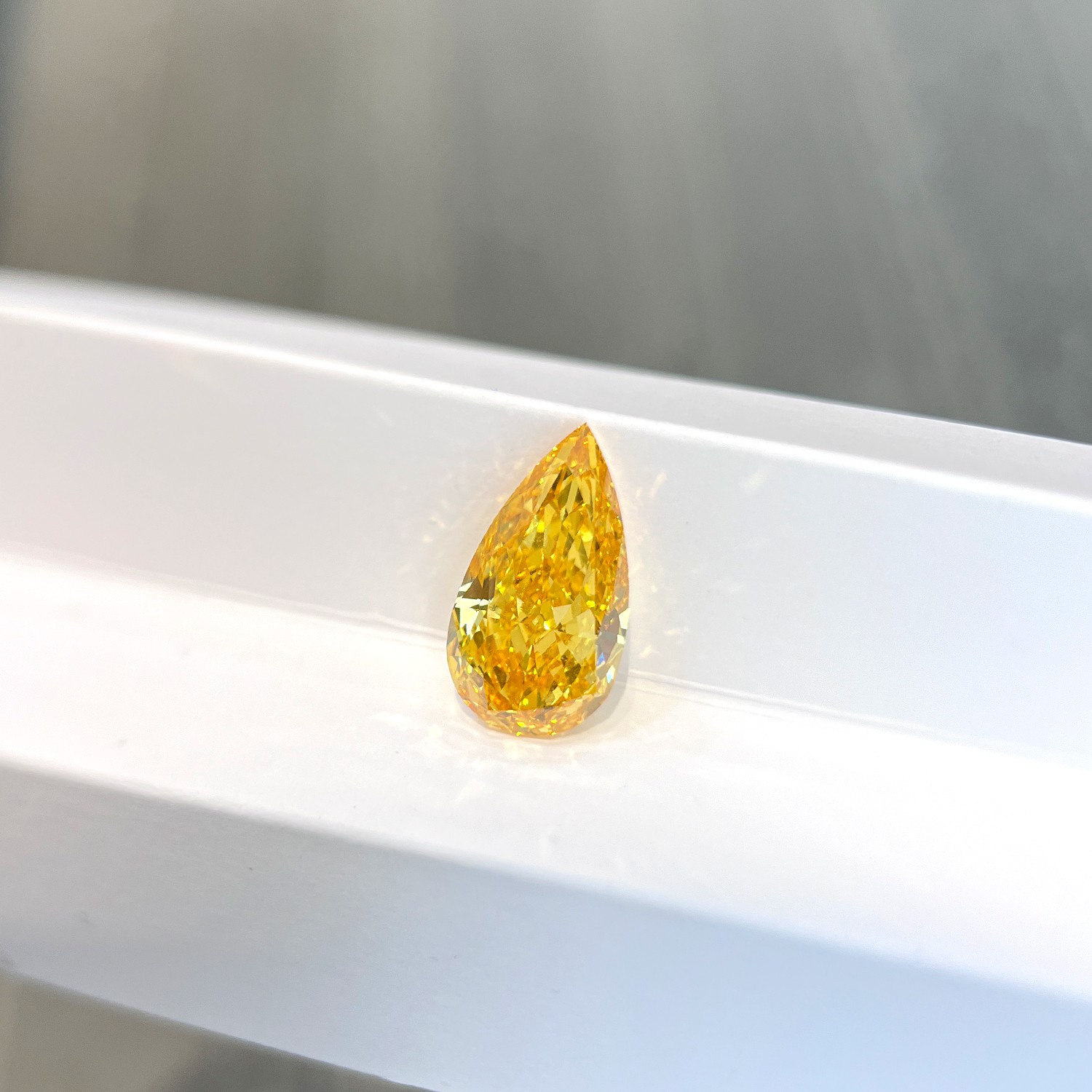 11.26ct gran quilate fantasía amarillo vívido pera forma CVD diamante