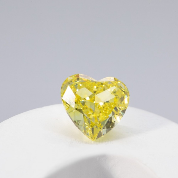 3.51ct Fancy Vivid amarillo en forma de corazón CVD diamante