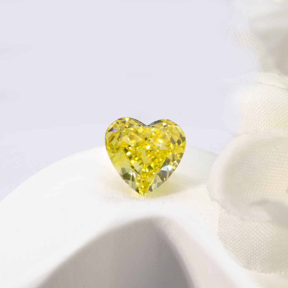 3.51ct Fancy Vivid amarillo en forma de corazón CVD diamante