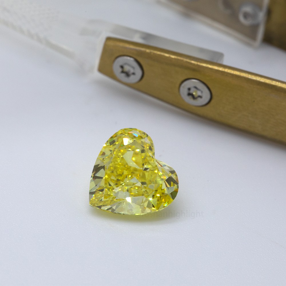 3.51ct Fancy Vivid amarillo en forma de corazón CVD diamante