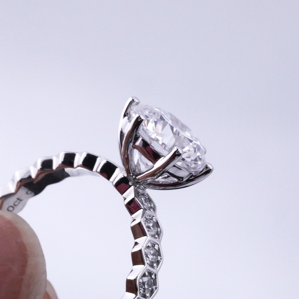 Diamante redondo de 1.0 quilates Diseño de peine de miel Anillo de diamante de oro de 18 quilates