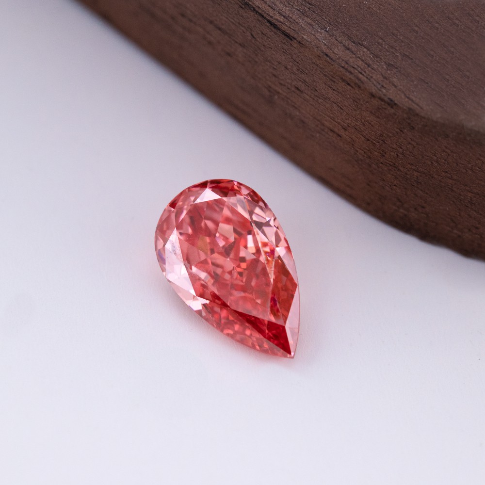 Diamante grande en forma de pera de 5,68 quilates, color rosa intenso y elegante.