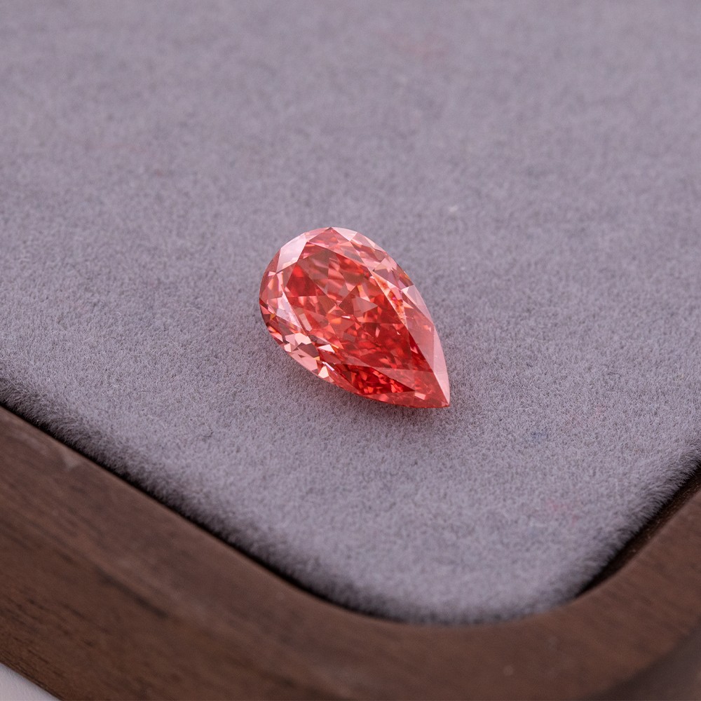 Diamante grande en forma de pera de 5,68 quilates, color rosa intenso y elegante.