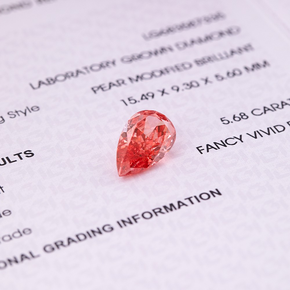 Diamante grande en forma de pera de 5,68 quilates, color rosa intenso y elegante.