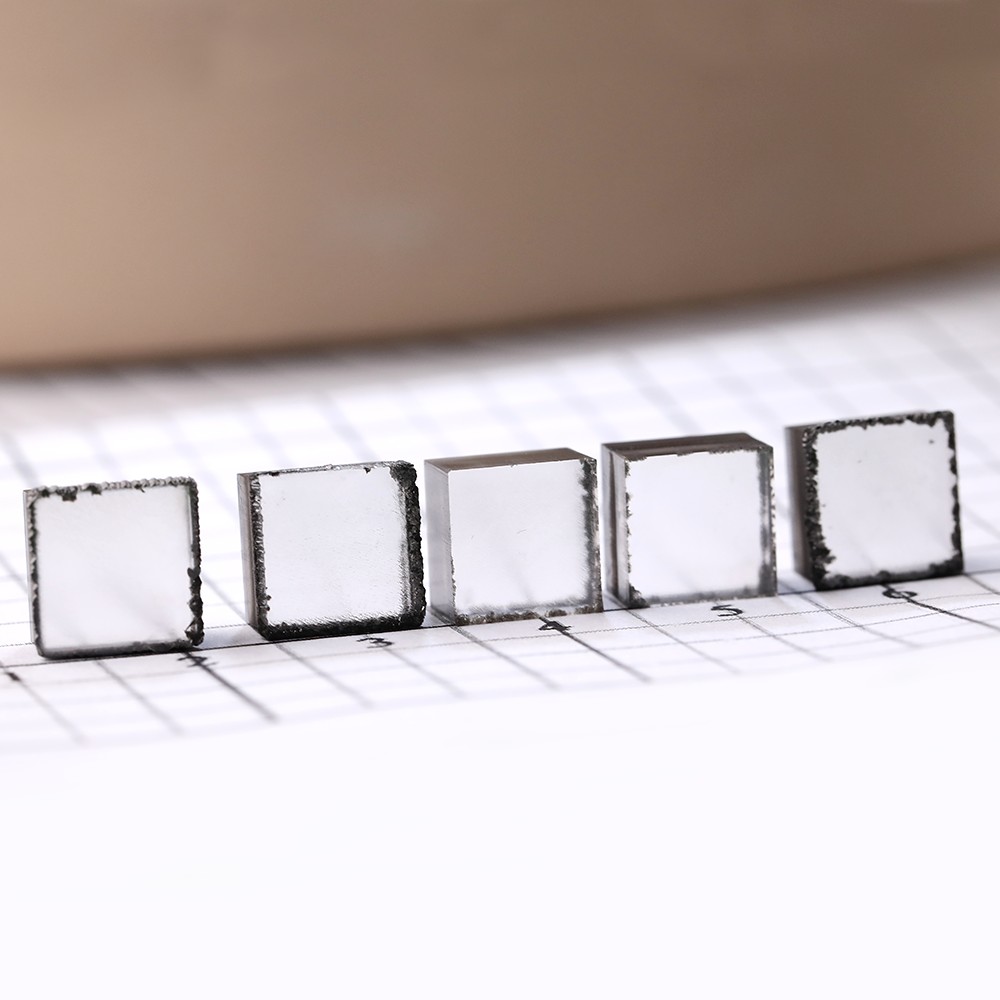 Diamante CVD sin tallar con plano de clivaje nítido para un aserrado y planificación predecibles.
