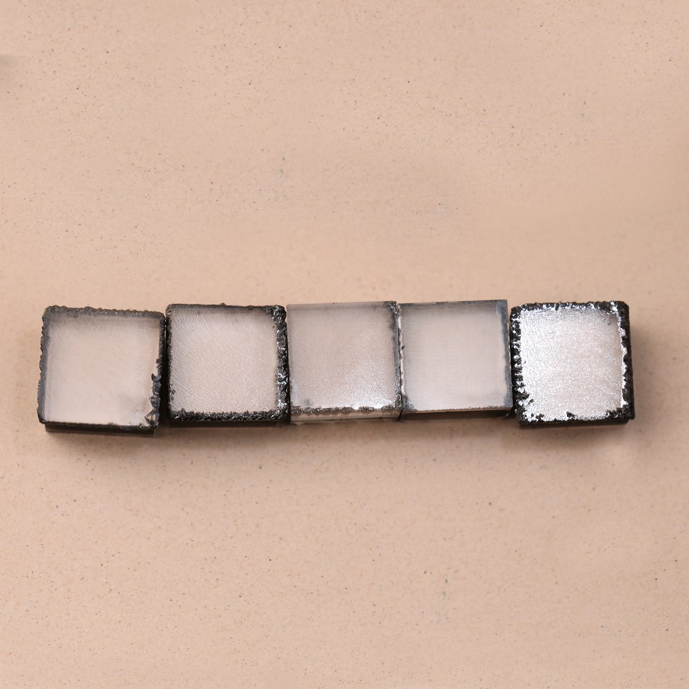 Diamante CVD sin tallar con plano de clivaje nítido para un aserrado y planificación predecibles.
