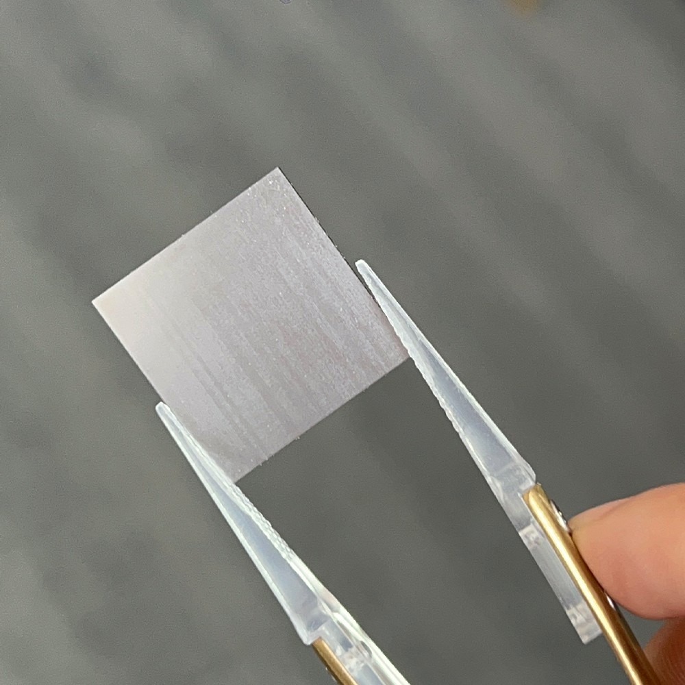 Chip detector de diamante sintético monocristalino ultrafino de alta sensibilidad para aplicaciones de monitorización de radiación en ciencias médicas