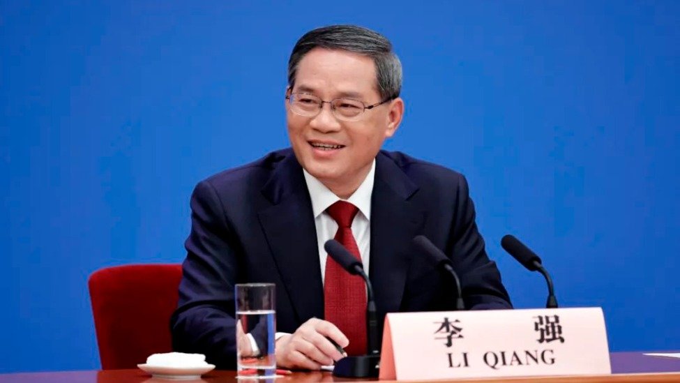 李强主持召开国务院常务会议 听取关于优化营商环境专项督查调研情况的汇报 审议通过《国有企业管理人员处分条例（草案）》和《关于调整完善工业产品生产许可证管理目录的决定》