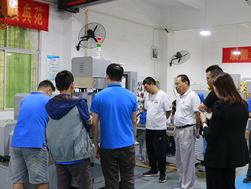 广东清远客户-铅锡合金数控压片机试机