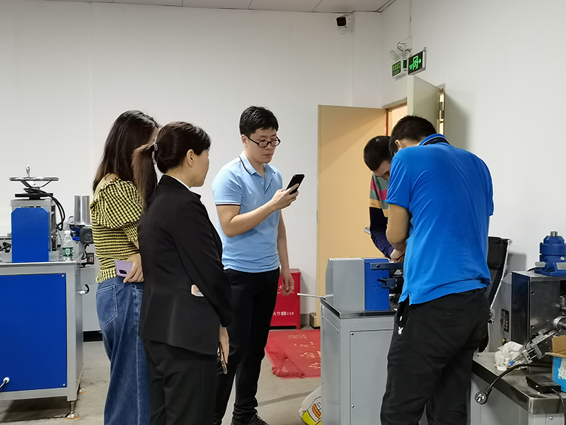 南昌大学-钽合金带分条机试机
