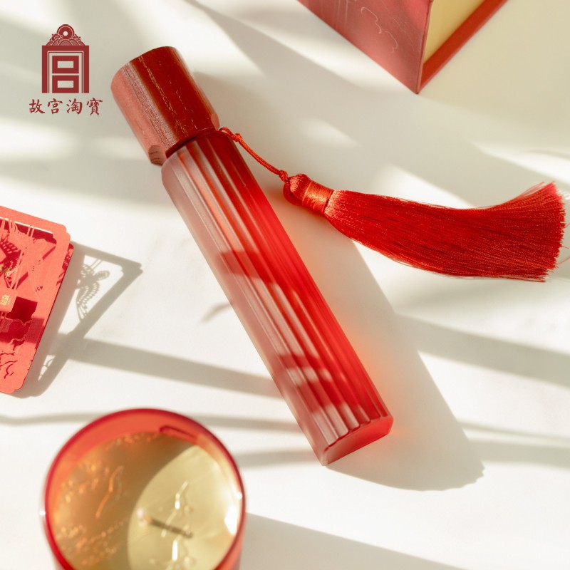 香水瓶的色彩魔法：多变色调中的芬芳叙事