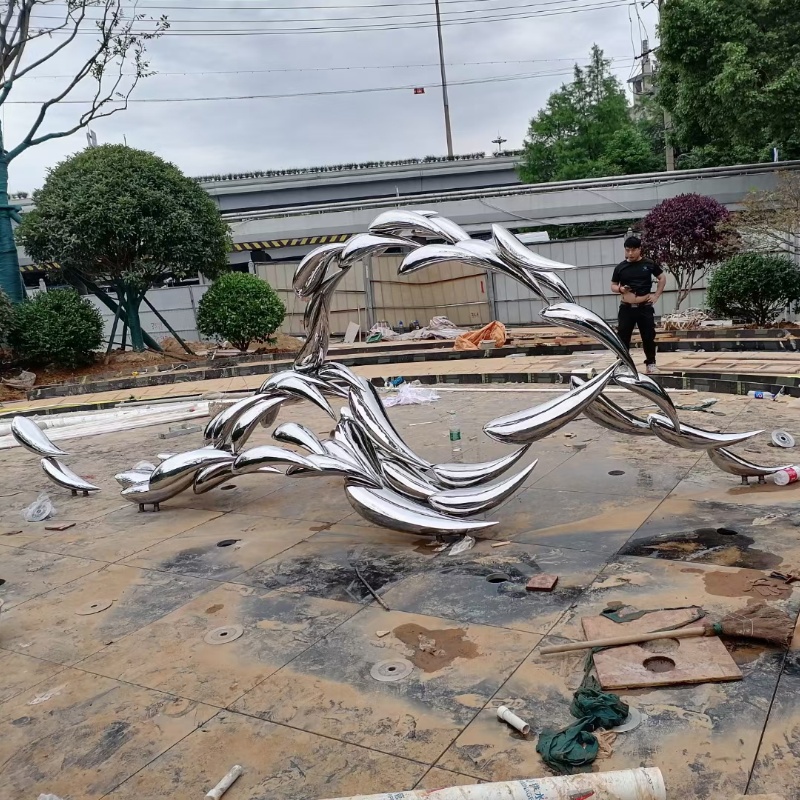 湖南佳兆业高桥一品不锈钢镜面鱼群雕塑