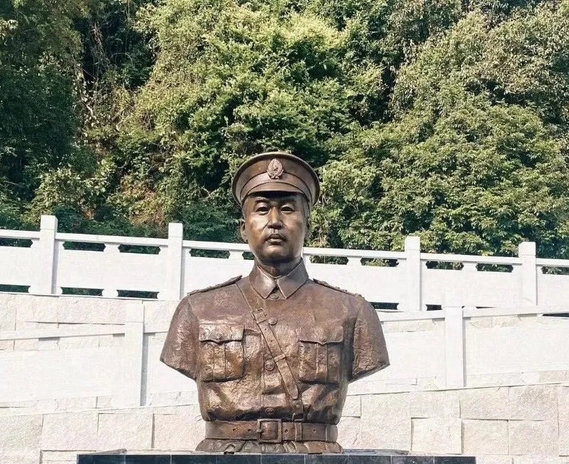 广州陈剑夫烈士纪念广场铸铜半身像雕塑
