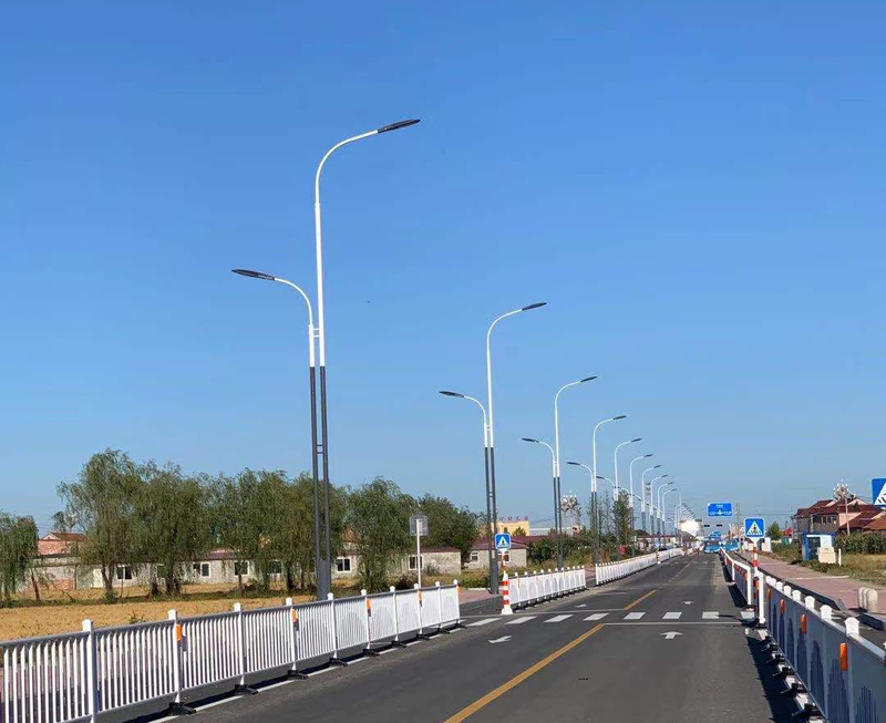 Case of high and low arm street lamps in Dandong, Liaoning
