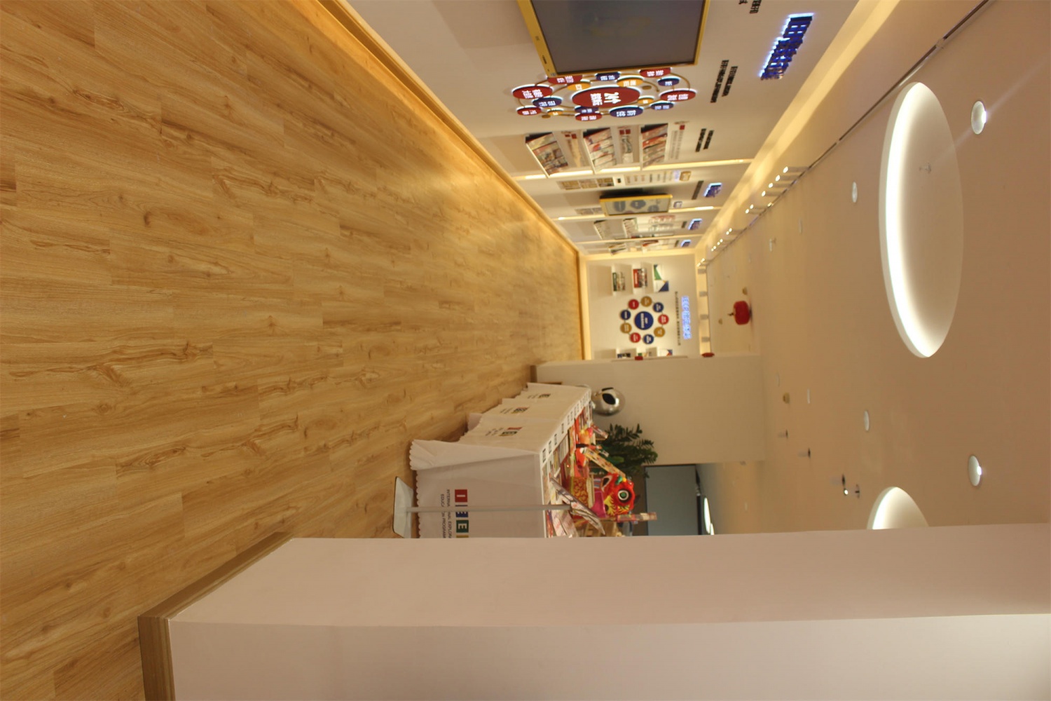 LVT latch floor