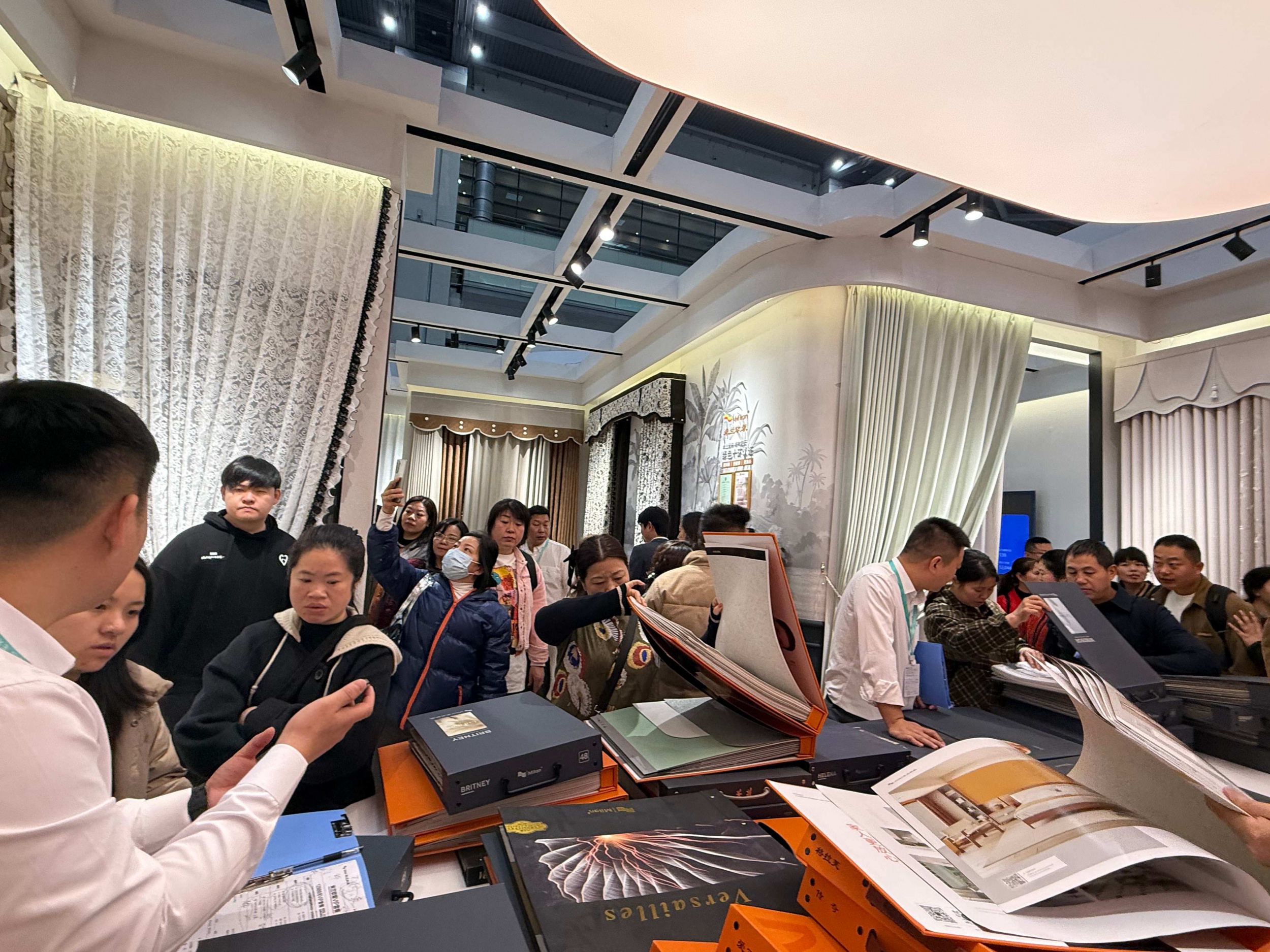 “这块布挂到我家，到底是什么样？”米兰软装用整月陪跑回应门店难题