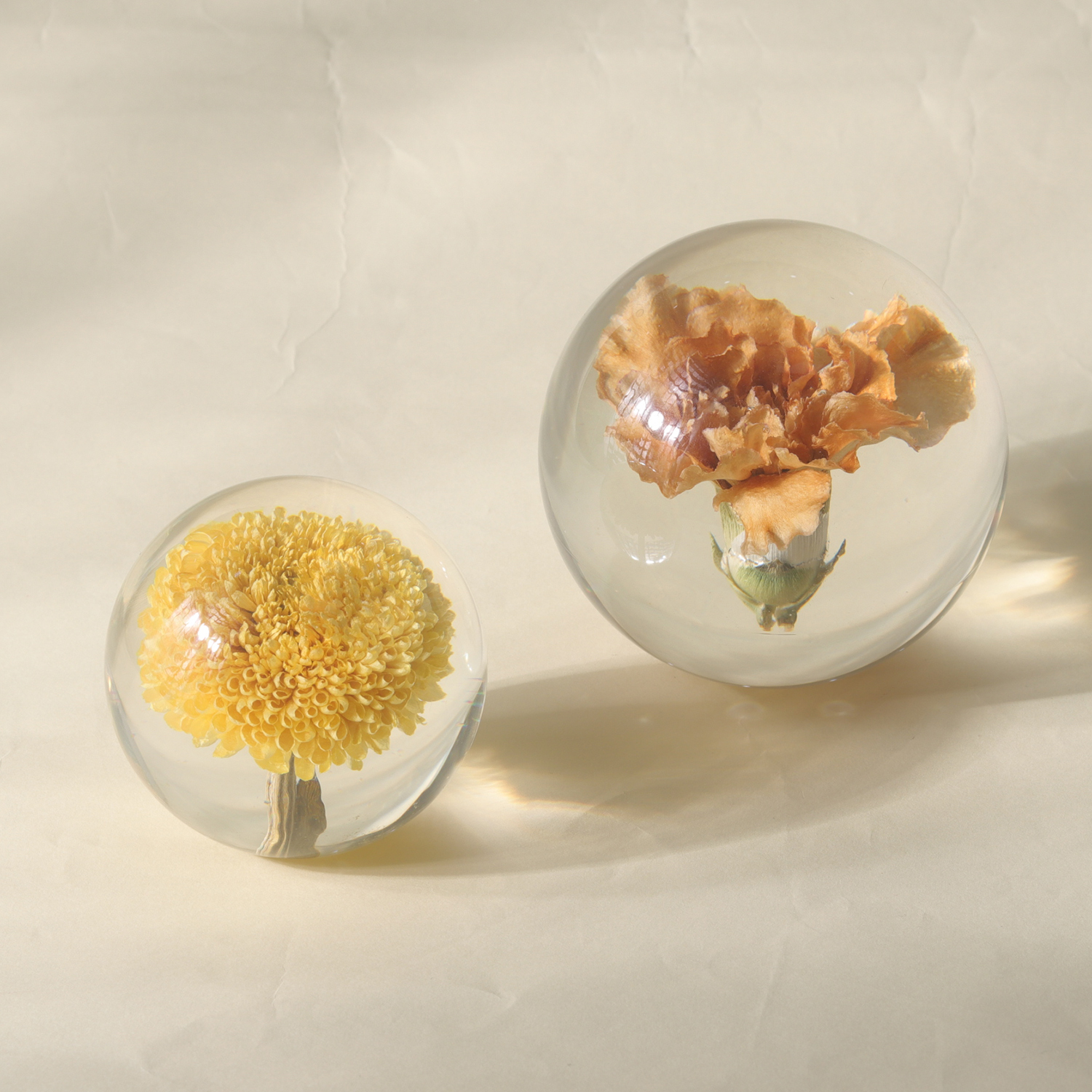 Resin sphere with inclusion of flowers